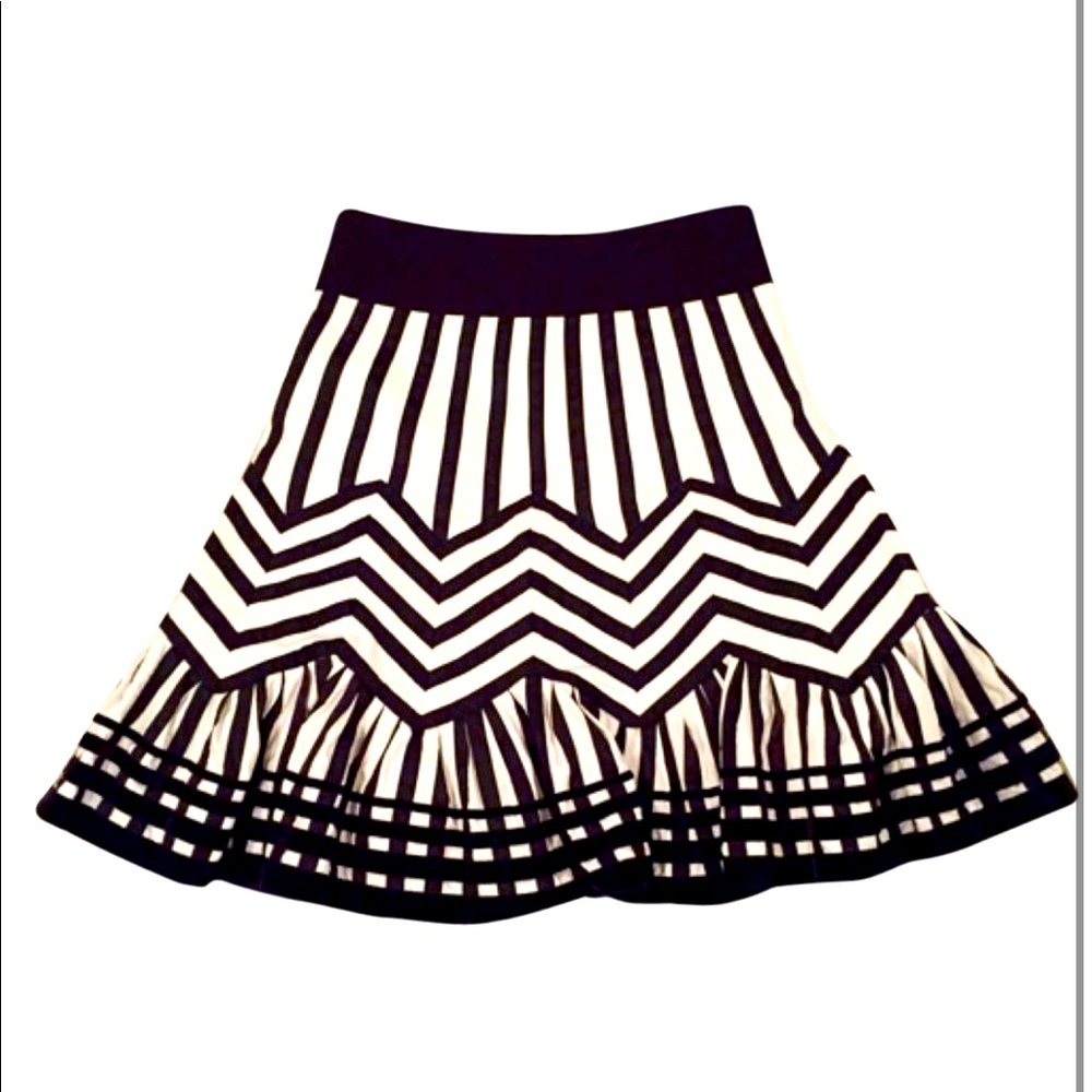 Black & White Uk Stripe Flare Skirt, NWT

Size: US 2   |   UK 6